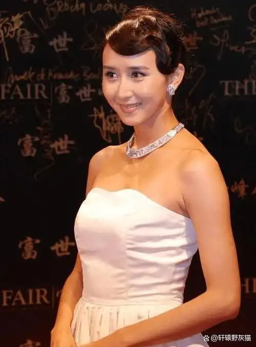 45岁胡静长得真漂亮,身材真"有料"!女人味十足!