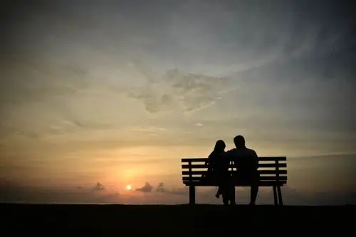 夕阳下的一对恋人.