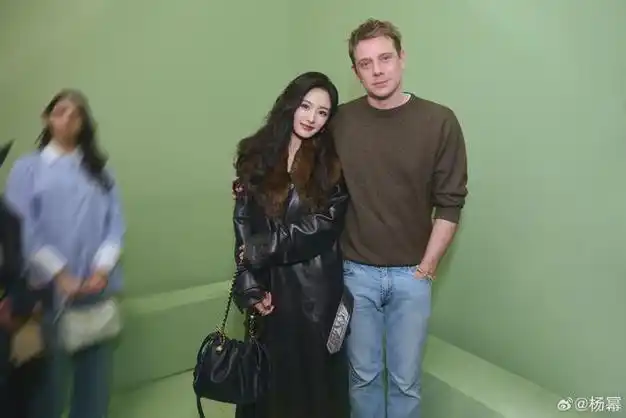 杨幂巴黎时装周晒和罗意威总监合照一个敢靠一个敢接好亲密