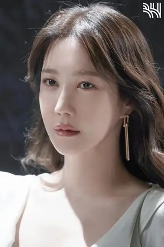 顶楼的秀莲李智雅像谁啊