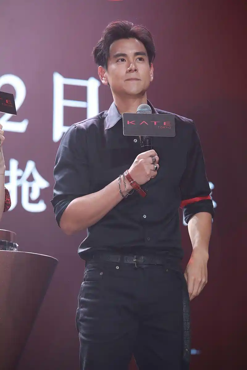 彭于晏穿搭:黑色衬衫西裤 商务帅气