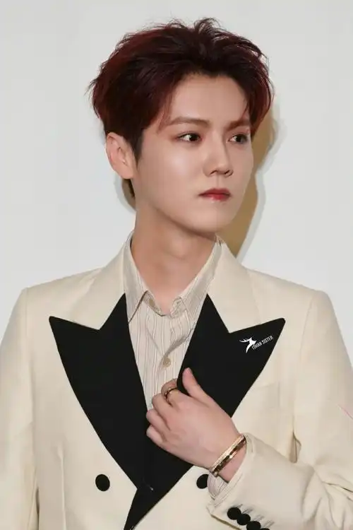 鹿晗红发白色西装