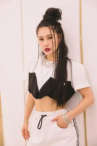 袁娅维为秀腰也太拼了,t恤和抹胸都短到露胃,配运动裤魅力四射