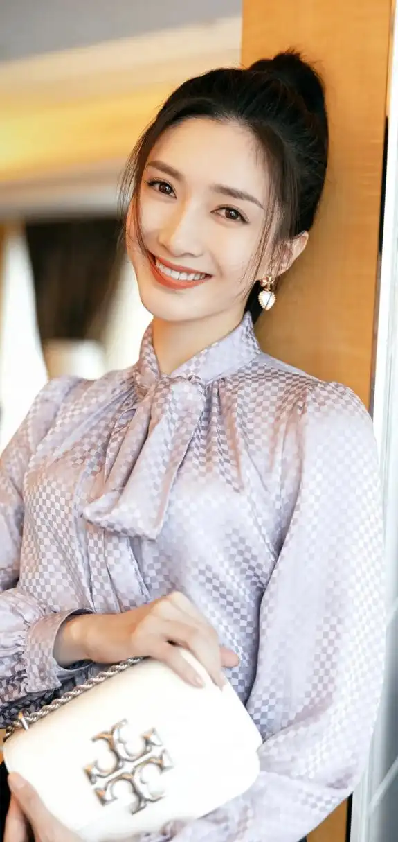 江疏影的笑容非常迷人!