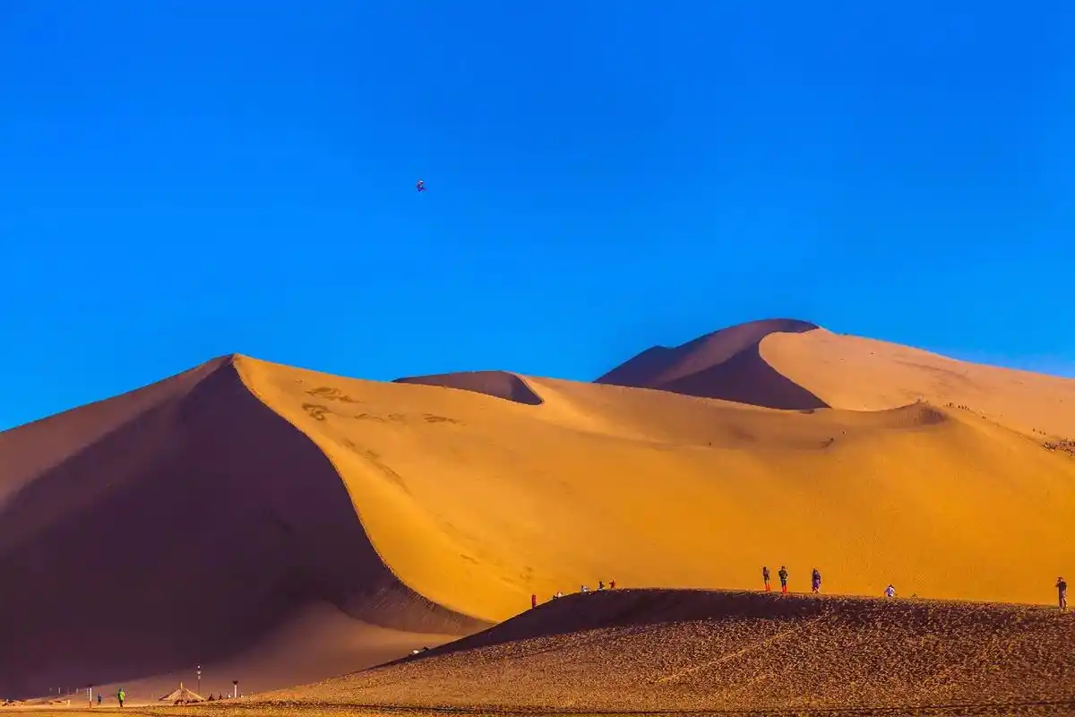 旅游大玩家 #摄影 #青甘大环线 #在路上  月牙湖 - 抖音
