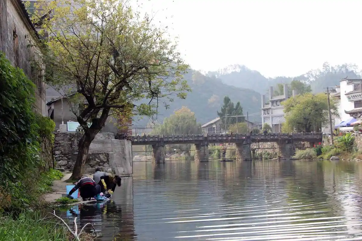 小桥下是潺潺的溪流,这里的村民在溪流中洗着衣服,体现着人与自然.