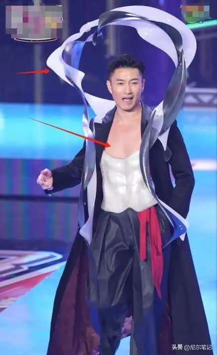 香港这一夜,曾志伟满头白发,王祖蓝美女热舞,被77岁汪明荃惊艳