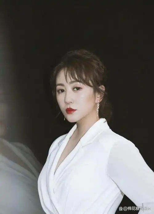 在电影《夏洛特烦恼》中,我们熟悉了马丽扮演的马冬梅,一个土气,粗鲁