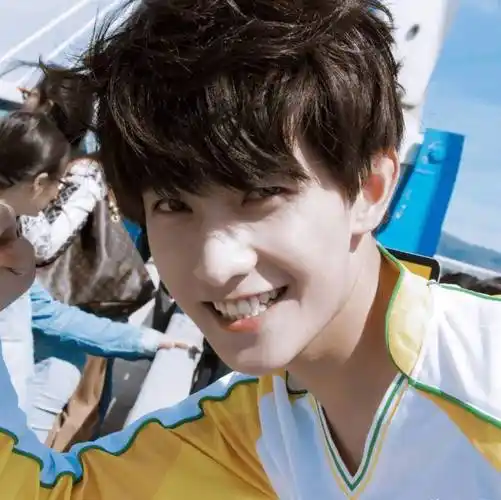 杨洋爆火之后,他的早期微博也被扒了出来,过往经历真的是过往吗?