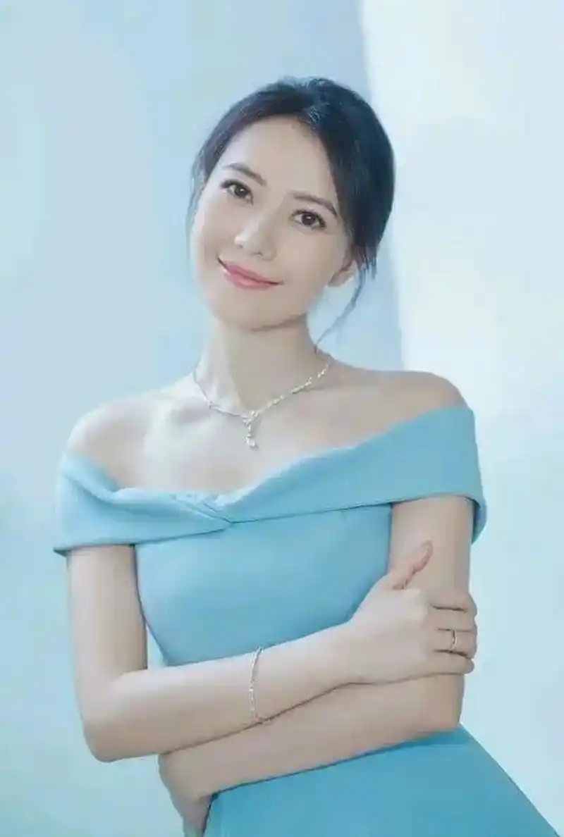 高圆圆的微笑很美,让人如沐春风,倍觉轻松.