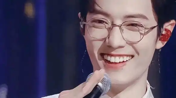 肖战笑起来好好看啊