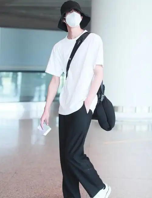 宋威龙街拍:白t阔腿裤mihara yasuhiro帆布鞋帅气校草