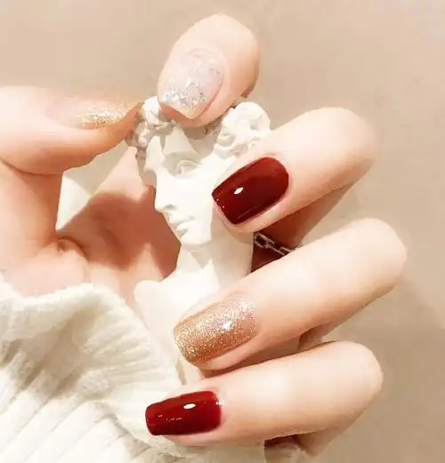 2021新款酒红色显白亮片美甲图