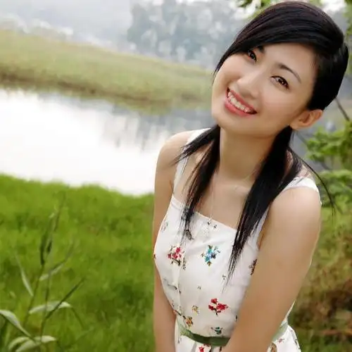 清新户外阳光下一个笑容满面的开心女子|人像|摄影|可爱的女人_新浪