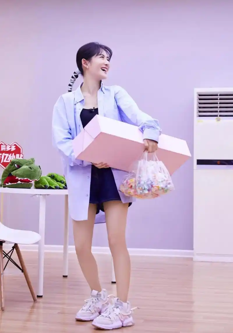 谢娜就是厉害,生了俩娃状态依旧似少女,穿超短裤腿比吴昕的还细