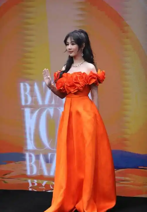 时尚芭莎红毯:赵丽颖的背影,杨颖的美腿,热巴的锁骨,杨紫的嘴巴_粉色