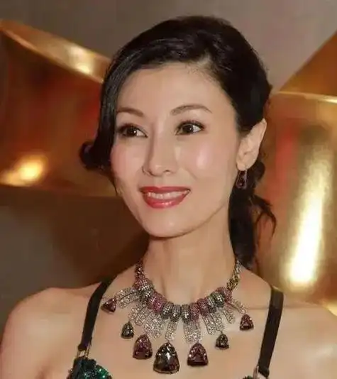 最近,一组李嘉欣的素颜照片在网络上引起了轩然大波.