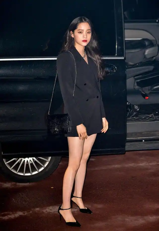 欧阳娜娜,张钧甯,rose同场看秀,谁造型更美