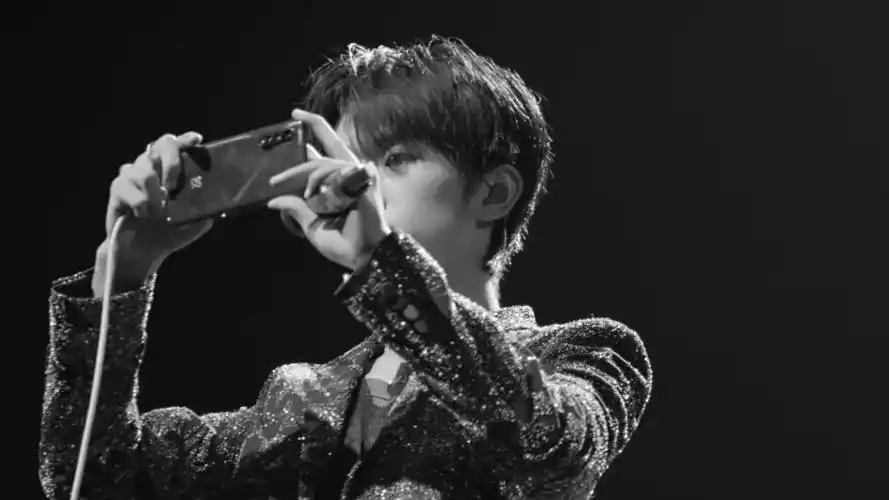 青春少年易烊千玺时尚高冷黑色系写真