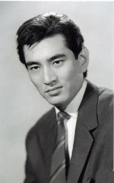 一代男神日本男演员高仓健10日因病去世,享年83岁.愿男神一路走好!