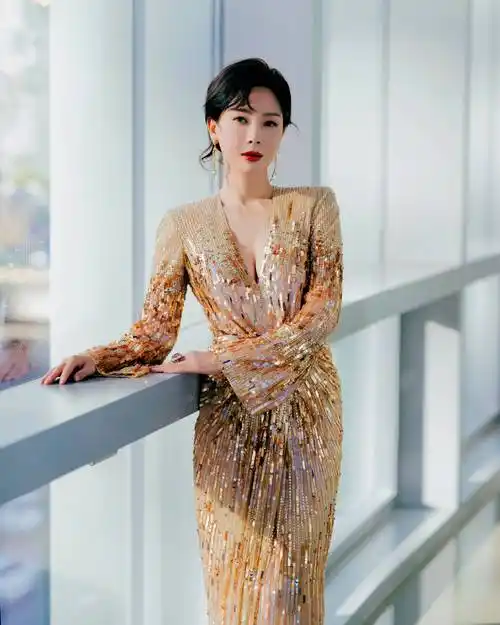 45岁陈数气质出众穿衣优雅知性不扮嫩不显老是40岁女性典范