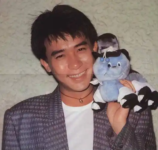 与刘嘉玲在一起35年没有孩子,后又定居日本的梁朝伟,现状如何?