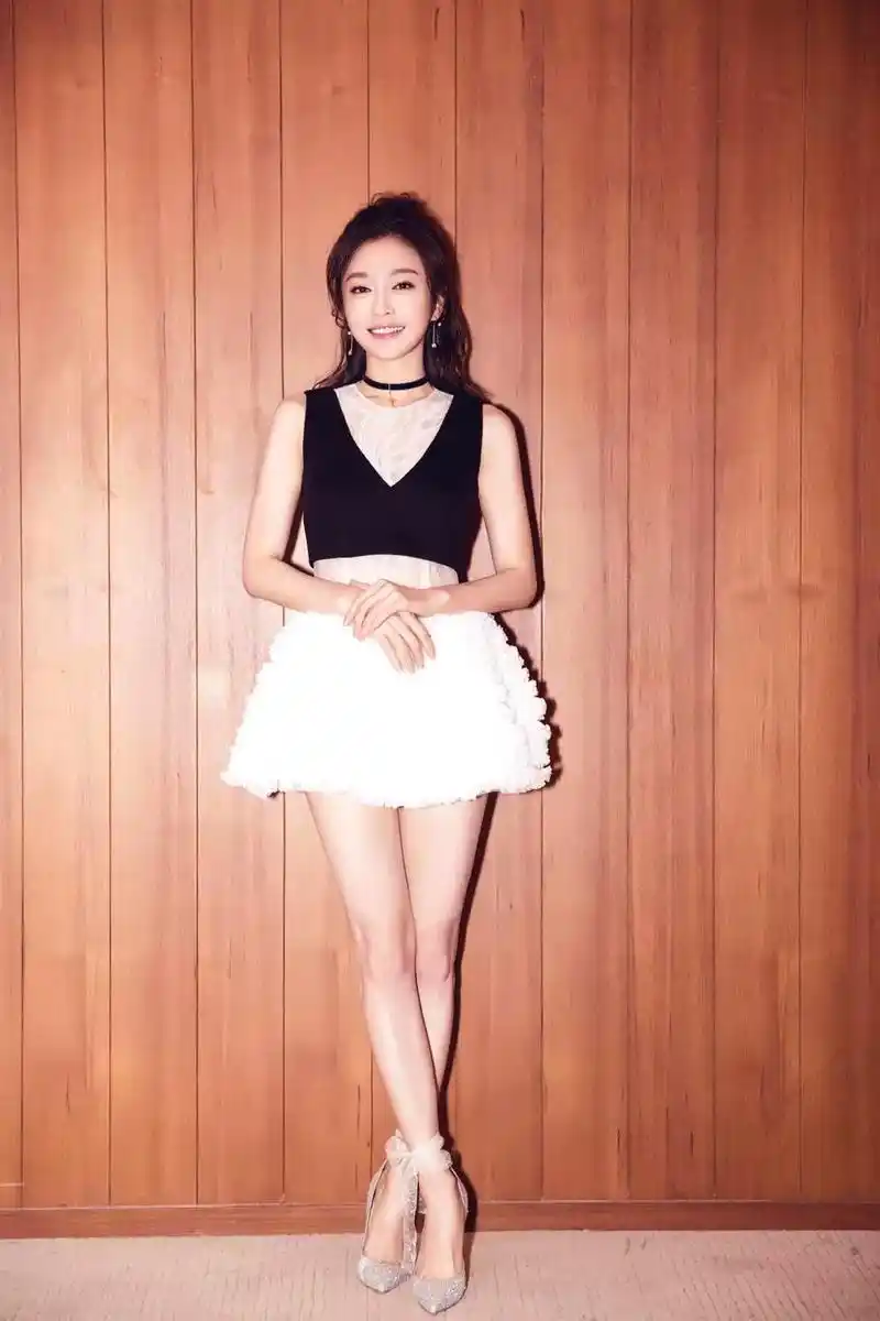 秦岚性感的身材美出了天际,吸引到你了吗?