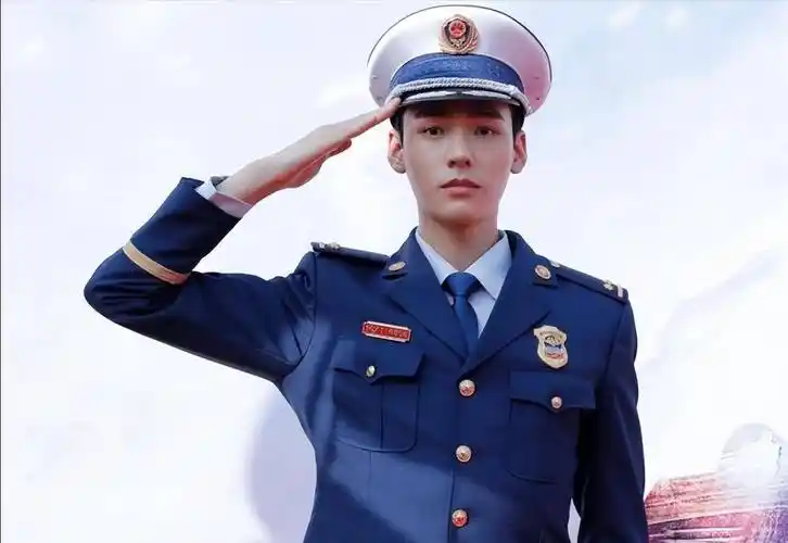 当男明星穿上军装,简直帅得一塌糊涂,看到第一位就辣眼了