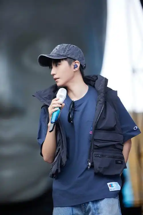 王俊凯银色v领内搭##王俊凯蔡依林同台