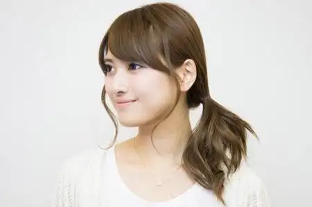 用一个皮筋松松的将头发扎成侧马尾,将刘海两侧分别留出一缕头发修饰