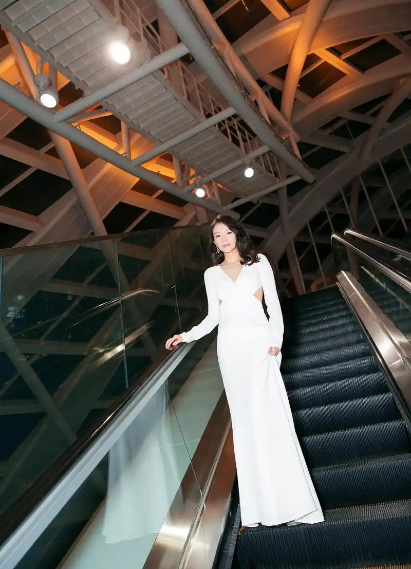 章子怡亮相cpb肌肤之钥活动深v白裙纤腰美背光耀动人