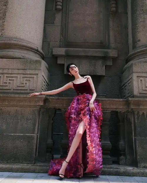 张艺凡红色抹胸花朵裙##张艺凡上海电影节红毯造型