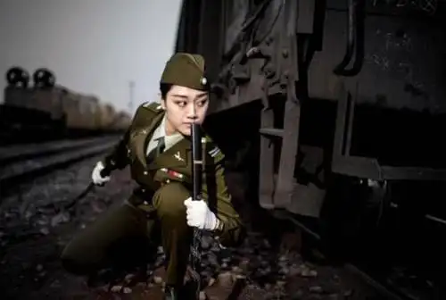 影视剧中的女报务员都穿长筒皮靴