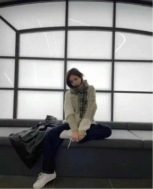 裴秀智戴老花针织帽超美冬季想要保暖又时尚帽子和围巾少不了