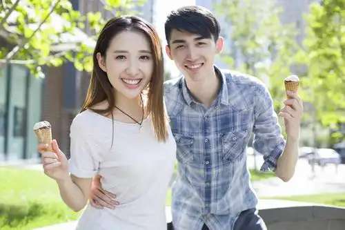 东方人,成年人,两个人,学生,笑,吃,微笑,露齿笑,横图,室外,白天,正面