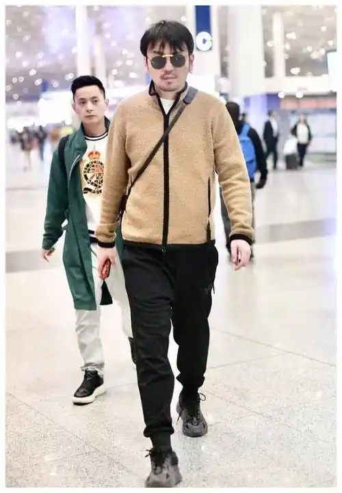 原创雷佳音机场造型太接地气虽然身高1米84但却穿出1米7既视感