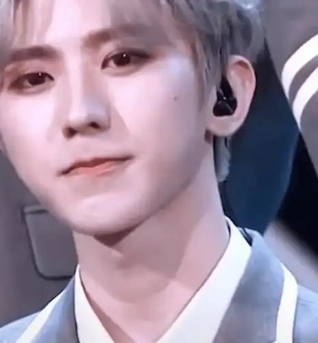 蔡徐坤太依赖眼妆了,流泪时"眼影"彻底晕开,偶像包袱都顾不上