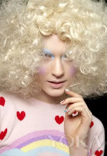 爆炸头其实不算很稀奇,因为很多人都喜欢烫成大卷,但是如果能将流行的