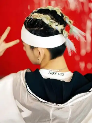 昨晚@小鬼-王琳凯 以薄荷色拳击辫亮相某活动|王琳凯