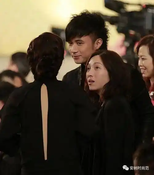 古巨基藏了20多年的老婆原来是她,打扮简单却很耐看,气质_黑色_身材