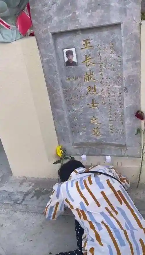 在无数的墓碑中,她一眼就望见了王长献的那一块,她扑倒在墓碑上,失声