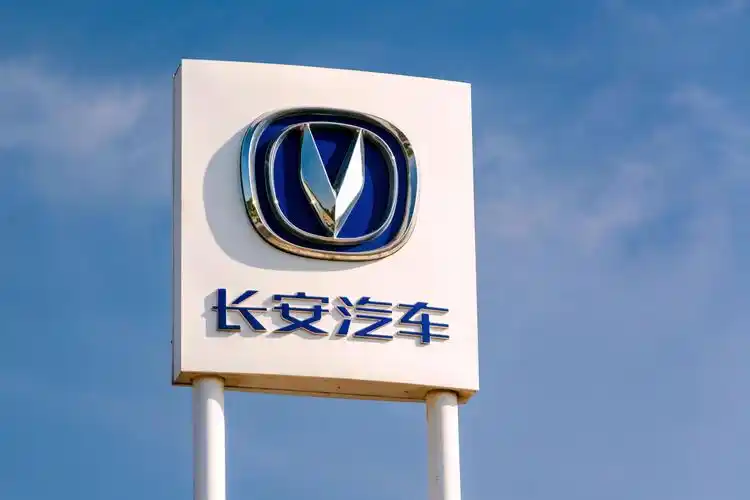 并非个例!长安cs75被撞报废气囊均未弹出 4s店称没撞到点上