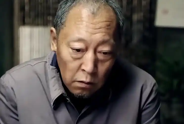 虽然戏份不多,但他的两个标志性的大眼袋仍然令人难忘