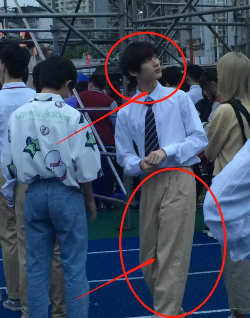 丁程鑫参加学校成人礼一身白衬衣少年感十足生图下的腿长让人心动