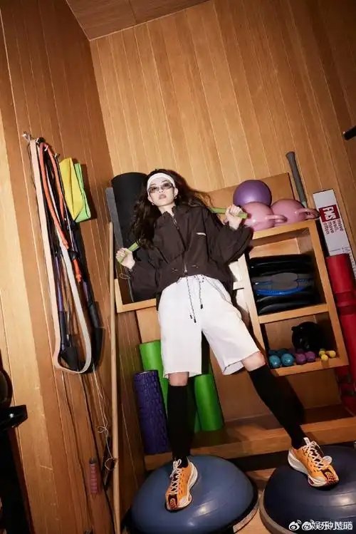 钟楚曦运动风少女##钟楚曦白色发带墨镜