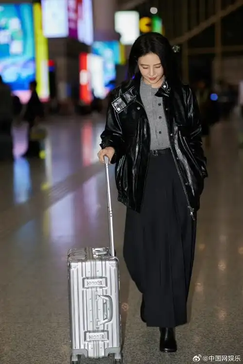 高圆圆今天穿的好温柔#今日,@高圆圆机场照新鲜出炉,这状态真的没谁