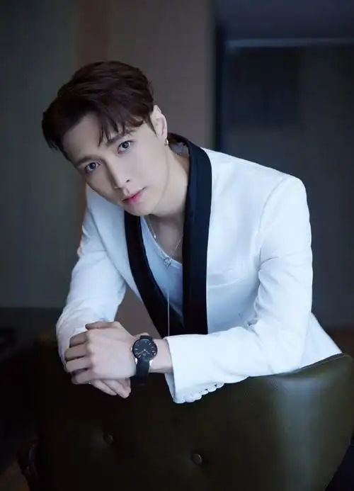 张艺兴正装身材比例