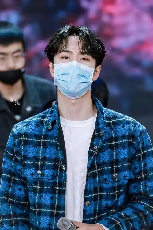 无所不能的小摩托又来分享好东西没见过的王一博央视元宵晚会彩排图