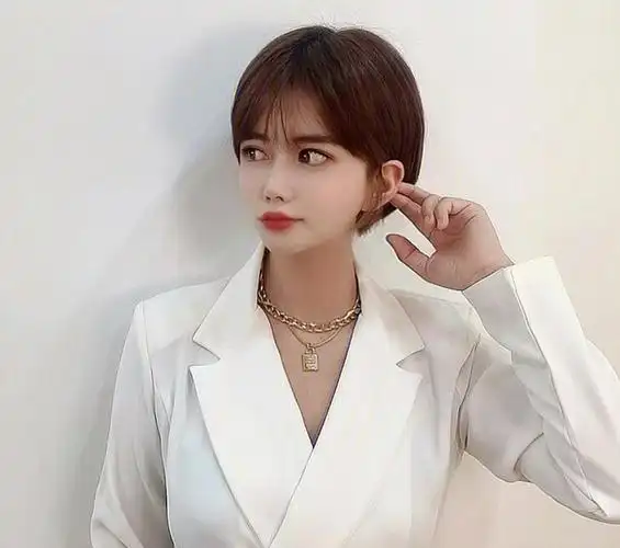 女士短发俏皮可爱