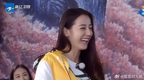 热巴现场唱歌跑调,鹿晗直接怀疑人生,比baby唱歌还难听|迪丽热巴|鹿晗